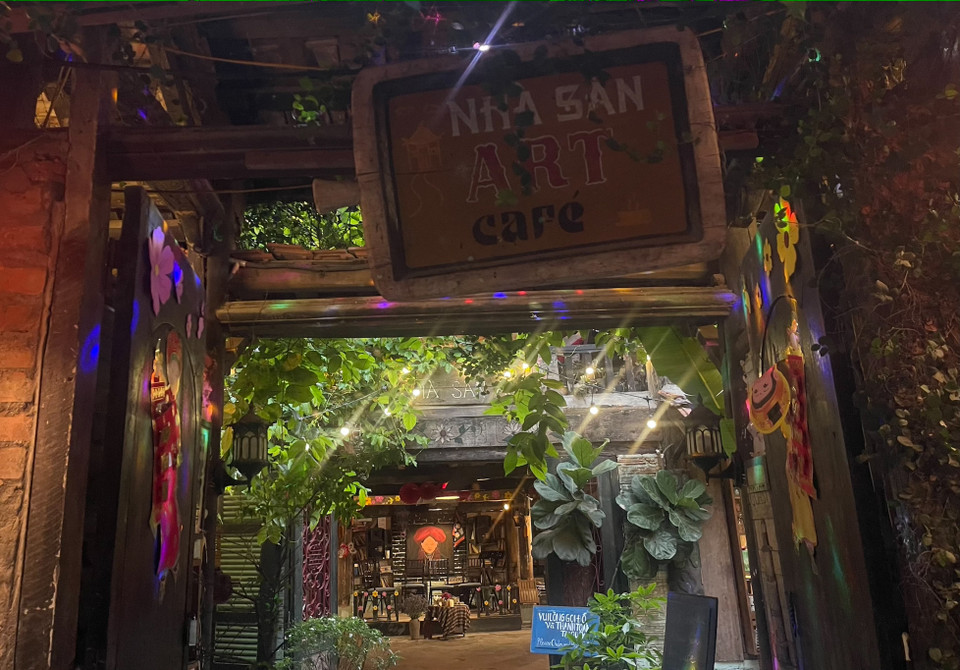 Nhà sàn Art càpé nằm sâu trong phố Vĩnh Phúc, Ba Đình, Hà Nội. (Ảnh: Quỳnh Anh/Vietnam+)