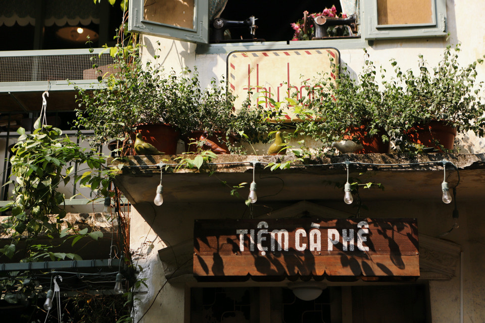 Tiệm càphê thư báo là nơi người ta có thể tìm kiếm sự yên tĩnh trong không gian bao cấp. (Ảnh: Quỳnh Anh/Vietnam+)