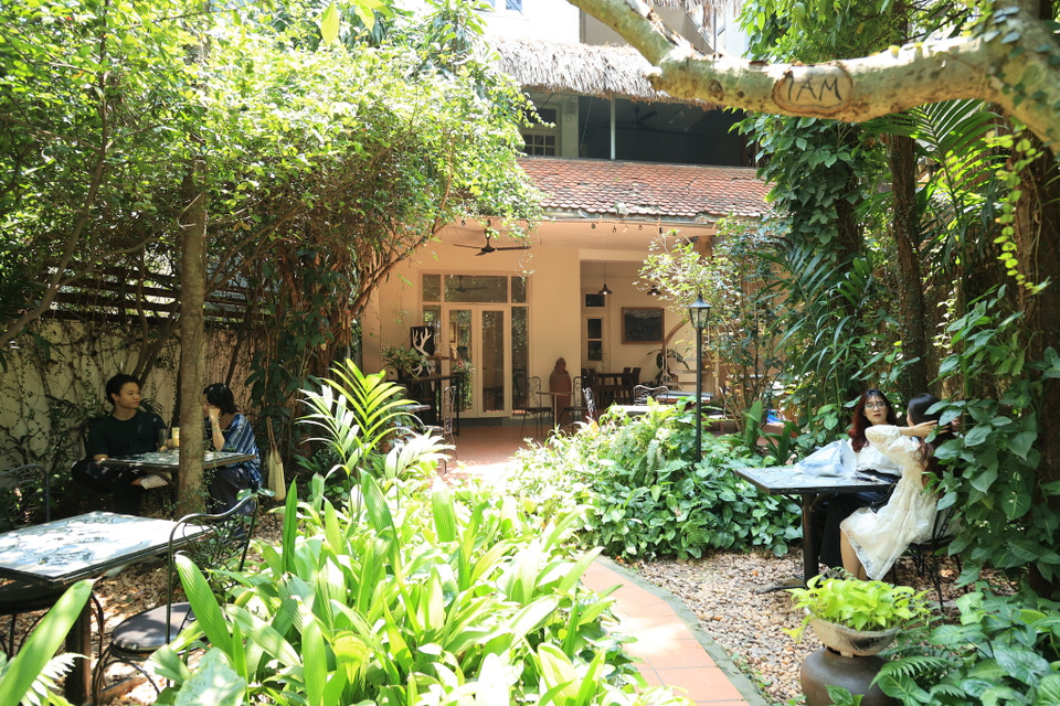 Với không gian rộng rãi và thiết kế theo phong cách nhà vườn. Quán càphê này mở cửa từ 7 giờ -23 giờ phù hợp cho những người thích sự yên tĩnh. (Ảnh: Quỳnh Anh/Vietnam+)