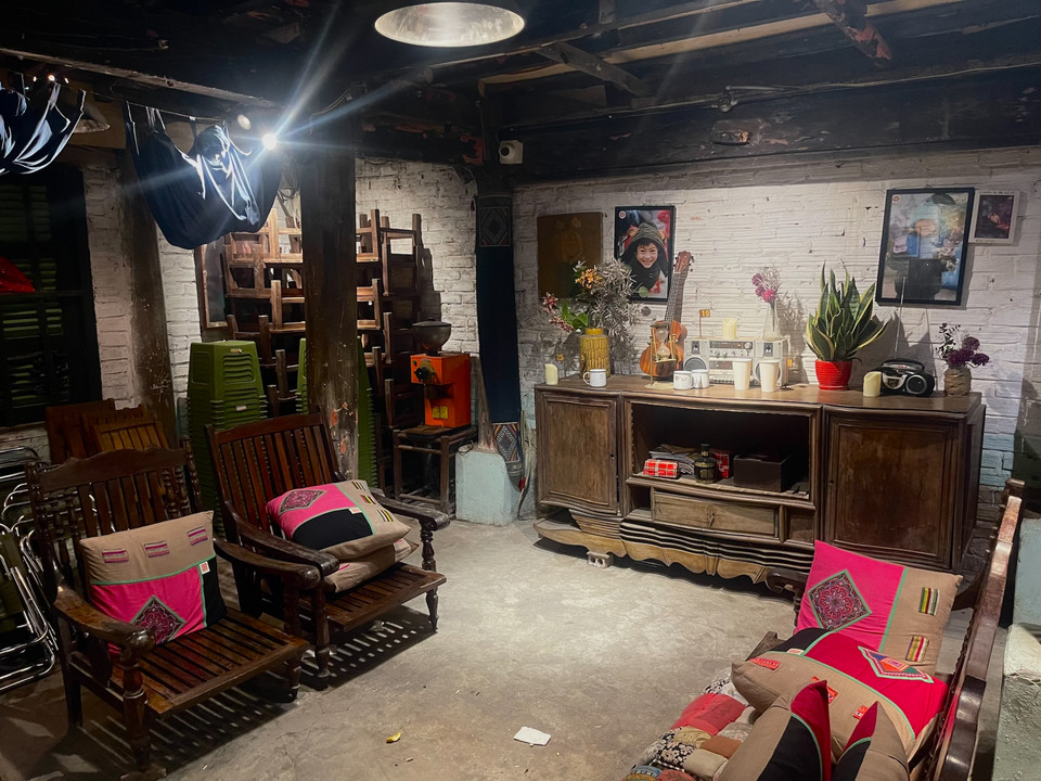 Nhà sàn Art được biết đến với không gian thiết kế độc đáo và phong cách cổ điển. Quán có nhiều góc yên tĩnh, đặc biệt là các khu vực được trang trí bởi những chiếc chiếc khăn thổ cẩm, tạo ra một không gian yên tĩnh của vùng cao. (Ảnh: Quỳnh Anh/Vietnam+)