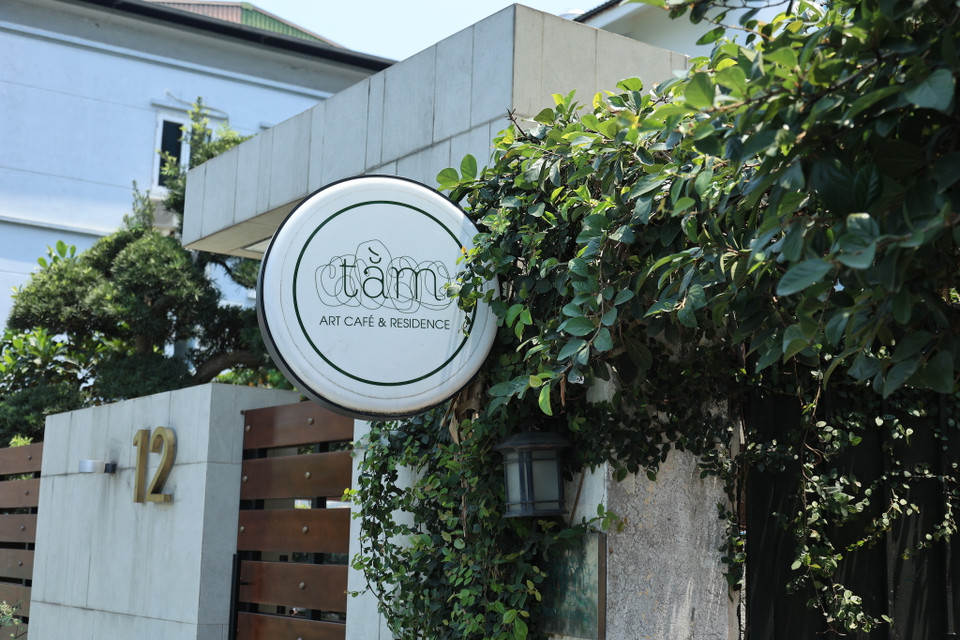 Tằm là một quán càphê yên tĩnh ở phố Từ Hoa, Tây Hồ. (Ảnh: Quỳnh Anh/Vietnam+)