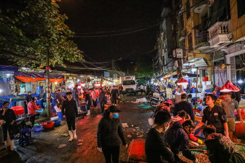 Không khí lao động tất bật bao trùm khu chợ. Đa phần các tiểu thương tỏ ra vui mừng sau khi Hà Nội nới lỏng giãn cách xã hội. (Ảnh: Minh Sơn/Vietnam+)