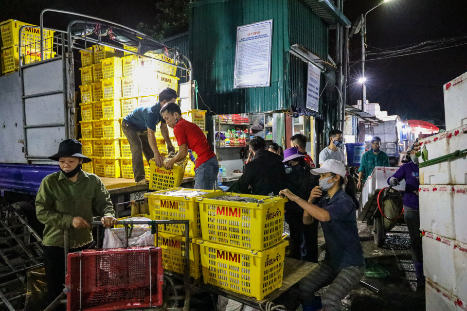 Trước đó, trong hai ngày 18-19/4, Trung tâm Kiểm soát dịch bệnh thành phố Hà Nội phối hợp với Trung tâm y tế các quận, huyện đã tiến hành lấy hàng trăm mẫu xét nghiệm test nhanh cho tiểu thương chợ Long Biên để đánh giá yếu tố dịch tễ cộng đồng. (Ảnh: Minh Sơn/Vietnam+)