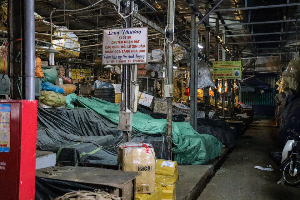 Một số hộ kinh doanh trầu cau không nằm trong diện mặt hàng thiết yếu được ban quản lý chợ vận động tạm thời ngừng kinh doanh trước đó vẫn chưa mở hàng trở lại. (Ảnh: Minh Sơn/Vietnam+)