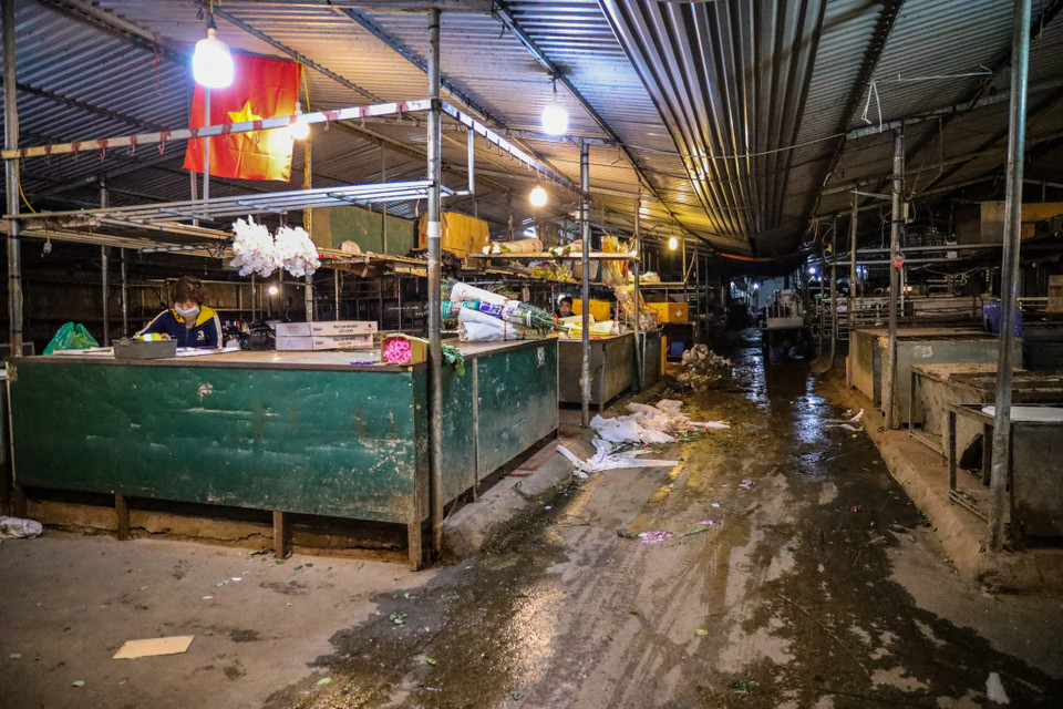 Trước thực trạng ít người mua nên các các tiểu thương chỉ trưng ra số lượng hàng cầm chừng. Bên cạnh đó, giá bán hoa cũng sụt giảm thê thảm. (Ảnh: Minh Sơn/Vietnam+)