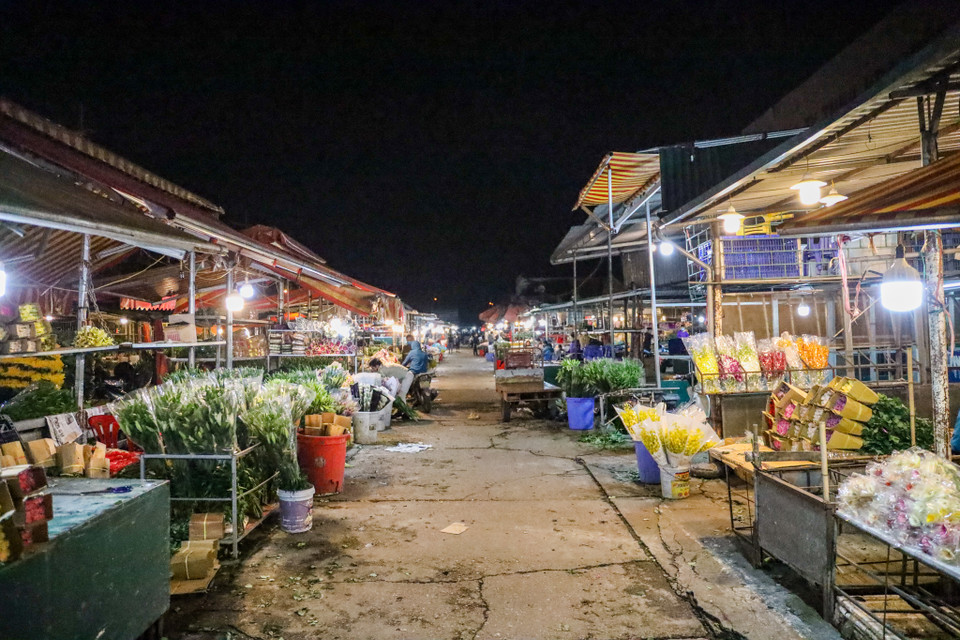 Chợ hoa đêm Quảng Bá (Quảng An, Tây Hồ, Hà Nội) đã rục rịch họp trở lại sau những ngày thực hiện cách ly xã hội. Tuy nhiên, chợ không có nhiều khách ghé thăm, không khí buôn bán khá ảm đạm. (Ảnh: Minh Sơn/Vietnam+)