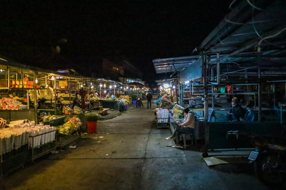 Thời điểm 2 giờ sáng ngày 26/4, chợ chỉ lác đác vài sạp hoa được mở, còn lại đều vẫn đang phủ bạt, người mua cũng chỉ đếm trên đầu ngón tay. (Ảnh: Minh Sơn/Vietnam+)