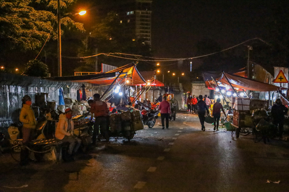 Đây cũng là nơi tập trung đông người qua lại, trong quá trình hoạt động ban quản lý chợ đã cử người liên tục theo dõi, rà soát, nhắc nhở tiểu thương và người dân tuân thủ đúng quy định của Bộ Y tế. (Ảnh: Minh Sơn/Vietnam+)