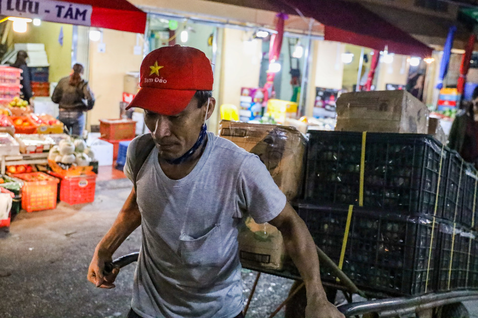 Trong thời gian giãn cách xã hội, nhiều hộ kinh doanh chợ Long Biên đã tìm kiếm các nguồn hàng mới ở tỉnh thành lân cận hoặc các quận ngoại thành Hà Nội để bán buôn số lượng lớn và hạn chế giữ lại hàng để bán lẻ như trước. (Ảnh: Minh Sơn/Vietnam+)