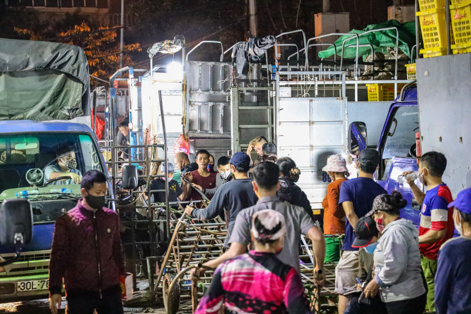 Khoảng 1 giờ sáng ngày 26/4, chợ Long Biên vẫn tấp nập người mua, kẻ bán. Việc nới lỏng giãn cách đã đưa nhịp sống đêm tại đây nhộn nhịp trở lại. (Ảnh: Minh Sơn/Vietnam+)