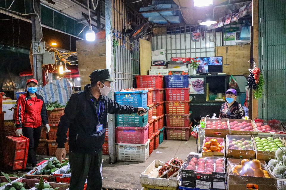 Ông Lê Xuân Lâm, ban quản lý chợ Long Biên cho biết, ban quản lý chợ thường xuyên nhắc nhở các hộ kinh doanh đeo khẩu trang, thực hiện nghiêm túc các biện pháp phòng dịch theo quy định của thành phố. (Ảnh: Minh Sơn/Vietnam+)