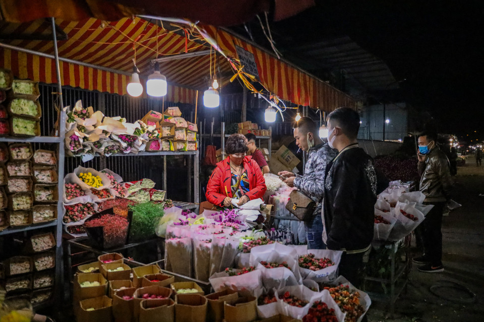 Tất cả các tiểu thương tại chợ hoa Quảng Bá - chợ hoa đầu mối lớn nhất miền Bắc đều mong chờ hoạt động buôn bán sẽ sớm trở lại ổn định. (Ảnh: Minh Sơn/Vietnam+)