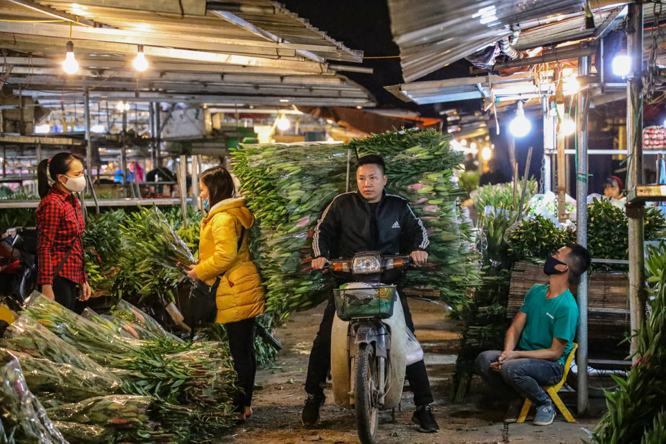 Ngày thường, thời điểm 1 - 3 giờ sáng là lúc đông khách mua nhất. Thế nhưng hiện tại cả khu chợ chỉ lác đác người mua. (Ảnh: Minh Sơn/Vietnam+)