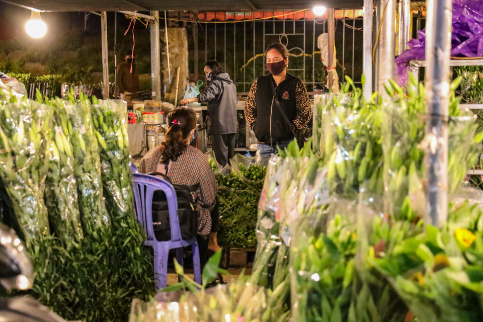 Nhiều tiểu thương tại đây cũng cho biết, các loại hoa trong nước như hồng, cúc thời gian vừa qua nở rộ nhưng phải bỏ đi nhiều vì đóng cửa thực hiện giãn cách toàn xã hội nên nguồn cung bị giảm sút đi nhiều. (Ảnh: Minh Sơn/Vietnam+)