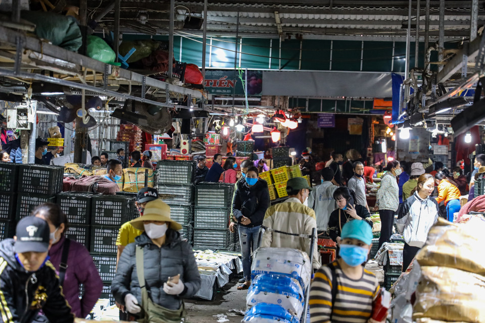 Do hoa quả là một trong những mặt hàng thiết yếu được phép kinh doanh nên trong thời gian giãn cách chợ này vẫn được hoạt động bình thường. (Ảnh: Minh Sơn/Vietnam+)