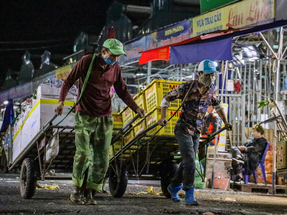 Đây là khu chợ đầu mối lớn nhất của Hà Nội có vai trò đặc biệt quan trọng trong cung cấp hoa quả, nông sản cho người dân Thủ đô. (Ảnh: Minh Sơn/Vietnam+)