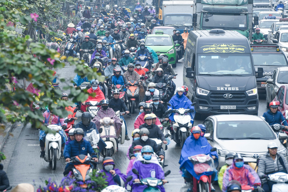 Theo ghi nhận, chỉ có một vài tuyến đường nội đô như Lê Văn Lương, Tây Sơn, Nguyễn Lương Bằng, Thái Hà, Chùa Bộc, Nguyễn Chí Thành,... vẫn trong tình trạng ùn tắc vì người dân đi mua sắm Tết đông. (Ảnh: PV/Vietnam+)