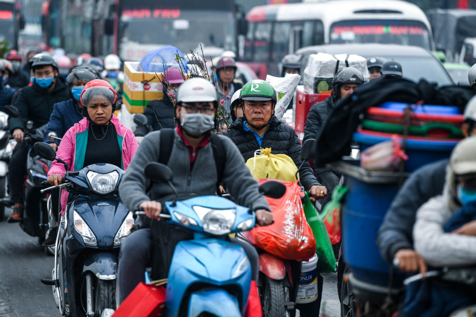 Ngày 28 Tết cũng là thời điểm nhiều gia đình khăn gói về quê, rời khỏi Hà Nội. (Ảnh: PV/Vietnam+)