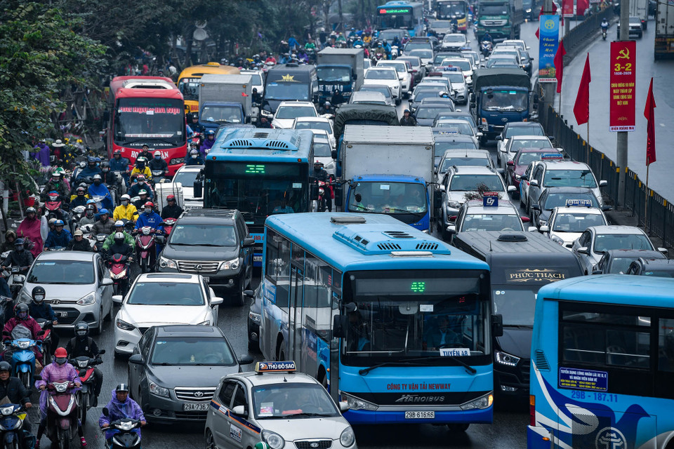 Bên cạnh đó, để hạn chế gặp cảnh ùn tắc như mọi năm, nhiều người dân đã lựa chọn đi chuyển ra vào nội đô các khung giờ sáng sớm trong ngày, nên giao thông trở nên thông thoáng hơn. (Ảnh: PV/Vietnam+)