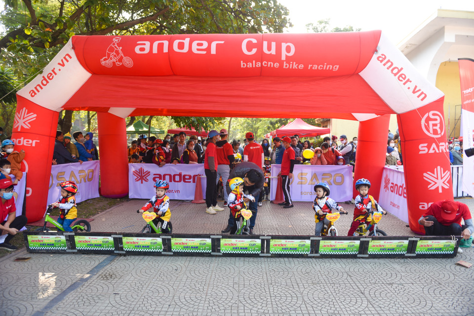 Sáng 6/12 tại Hà Nội, hàng trăm em nhỏ đã bước vào giải đua xe thăng bằng đầy quyết liệt nhưng không kém phần vui nhộn, bổ ích. (Ảnh: PV/Vietnam+)