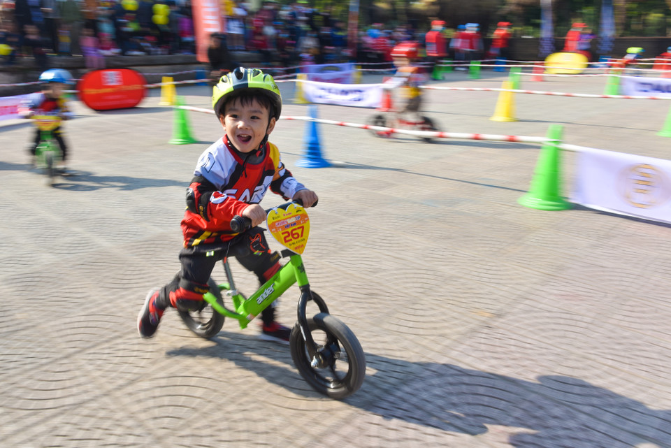 Để tham gia bộ môn này, các bạn nhỏ cần chuẩn bị xe thăng bằng, đồ bảo hộ bao gồm mũ bảo hiểm, đồ bảo hộ khuỷu tay, đầu gối, ngực, mông. (Ảnh: PV/Vietnam+)