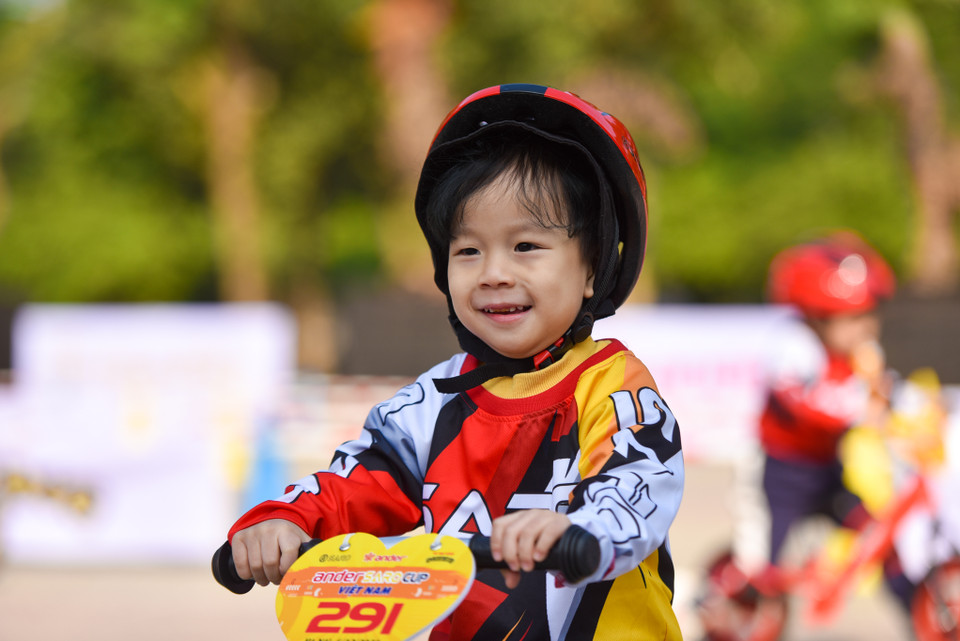 Niềm vui của một tay đua nhí khi hoàn thành vòng đua. (Ảnh: PV/Vietnam+)