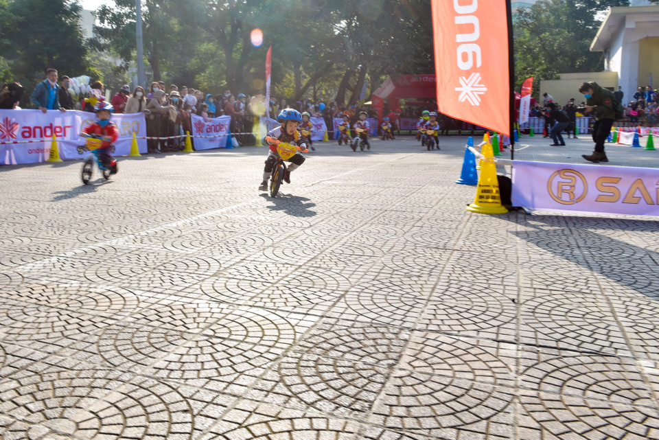 Do thiết kế xe không bàn đạp, các em nhỏ phải dùng chân tạo lục đẩy khiến xe di chuyển, chính cấu tạo này khiến việc sử dụng và luyện tập với xe thăng bằng giúp các em tăng thể lực, khả năng giữ thăng bằng tốt. (Ảnh: PV/Vietnam+)