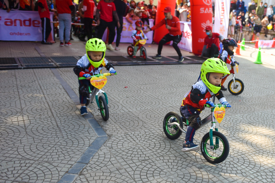 Các cuarơ nhí lao vun vút trong màn đua xe thăng bằng khiến nhiều phụ huynh và người xem trầm trồ, thích thú. (Ảnh: PV/Vietnam+)