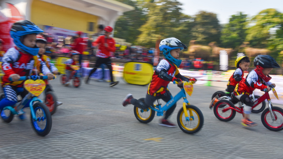 Những cuộc đua xe thăng bằng của các cuarơ nhí cũng kịch tính, thú vị không kém những màn đua xe đạp của người trưởng thành. (Ảnh: PV/Vietnam+)