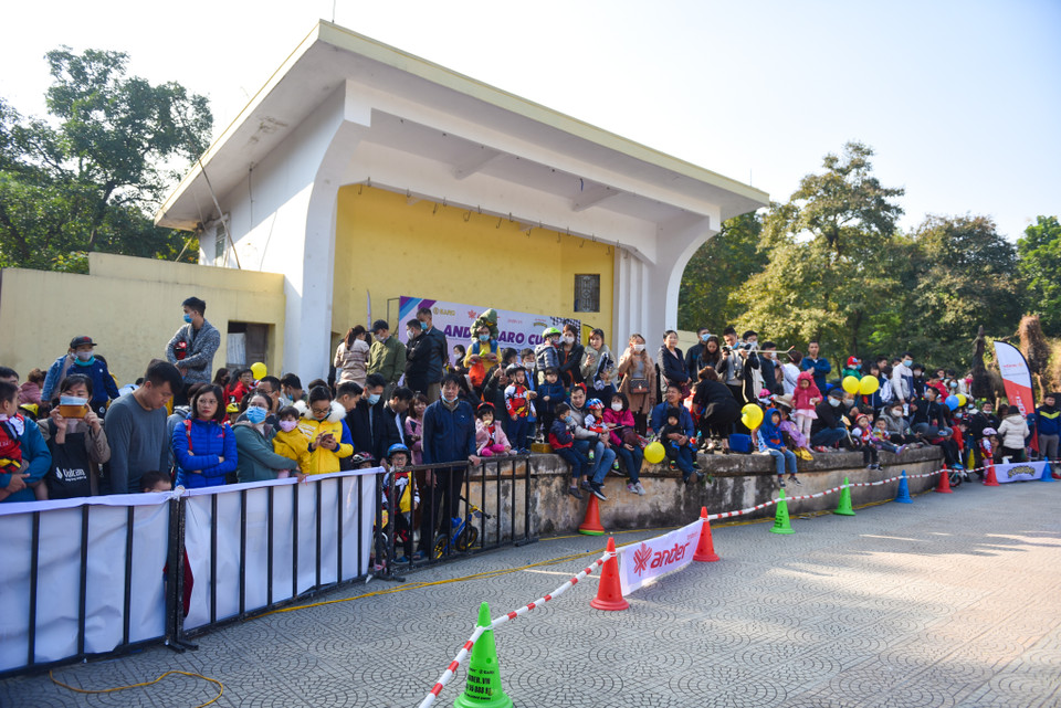 Hơn 400 cuarơ nhí từ 2 đến 5 tuổi ưa thích xe đạp thăng bằng đã cùng nhau thể hiện khả năng rượt đuổi, bứt phá trên đường đua đầy thử thách theo 5 nhóm: từ 2 tuổi trở xuống, 3 tuổi, 4 tuổi, 5 tuổi và 6 tuổi. (Ảnh: PV/Vietnam+)