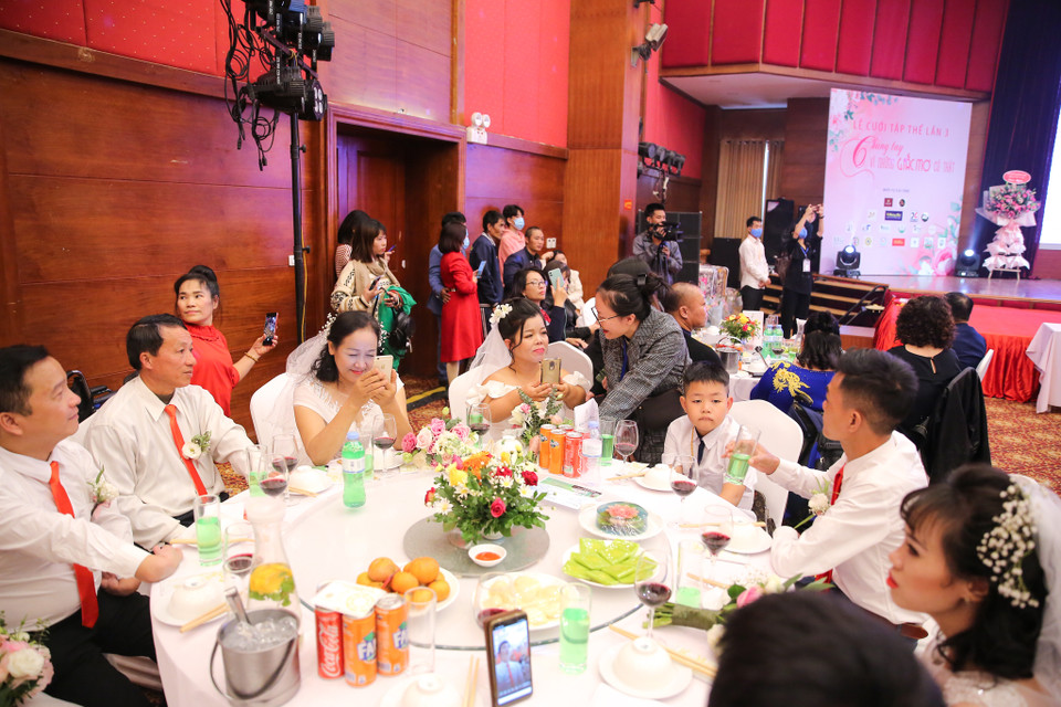 Các cặp đôi đến với nhau bằng tình cảm chân thành nhưng một đám cưới trọn vẹn với họ lại xa vời như một giấc mơ vì nhiều hoàn cảnh khó khăn. (Ảnh: Minh Sơn/Vietnam+)