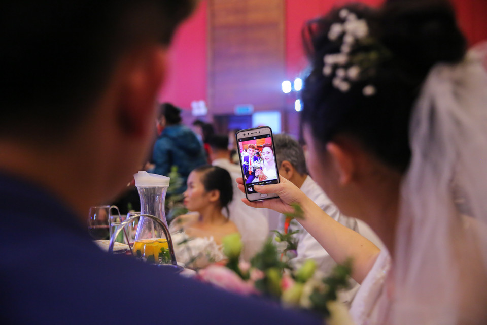 Sau 2 lần tổ chức và nhận được rất nhiều phản hồi tích cực cùng sự chung tay của nhiều người năm nay, chương trình lễ cưới tập thể lần thứ 3 tiếp tục được thực hiện. (Ảnh: Minh Sơn/Vietnam+)