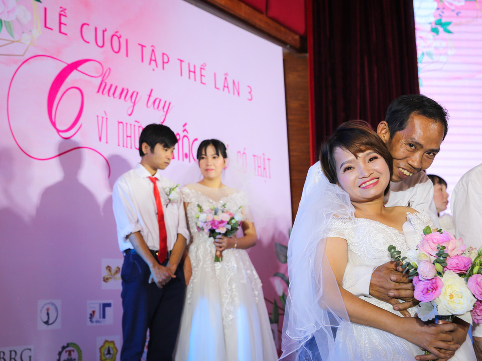 Vượt qua tất cả, tình yêu đã giúp những con người cùng khổ đến với nhau. (Ảnh: Minh Sơn/Vietnam+)