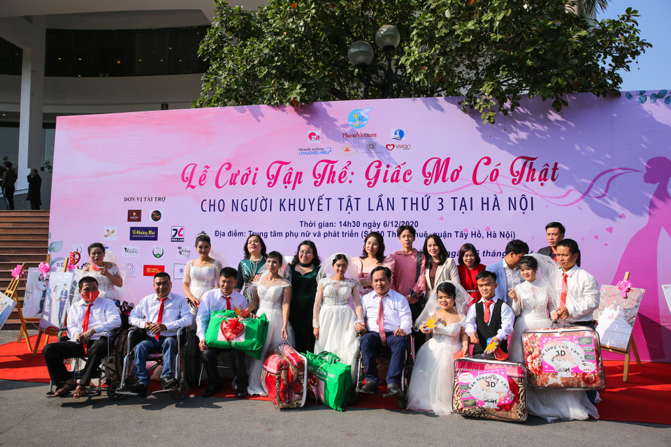 Ngày 6/12 tại Hà Nội đã diễn ra sự kiện 'Giấc mơ có thật'. Đây là một nghi lễ cưới của 46 cặp đôi người khuyết tật, có hoàn cảnh khó khăn. (Ảnh: Minh Sơn/Vietnam+)