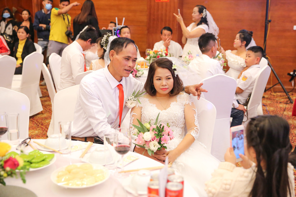 Sau bao giông bão, họ đồng hành cùng nhau. Từ hôm nay họ đã về chung một nhà, cùng chia ngọt sẻ bùi, trải qua muôn vàn thăng trầm của cuộc sống. (Ảnh: Minh Sơn/Vietnam+)