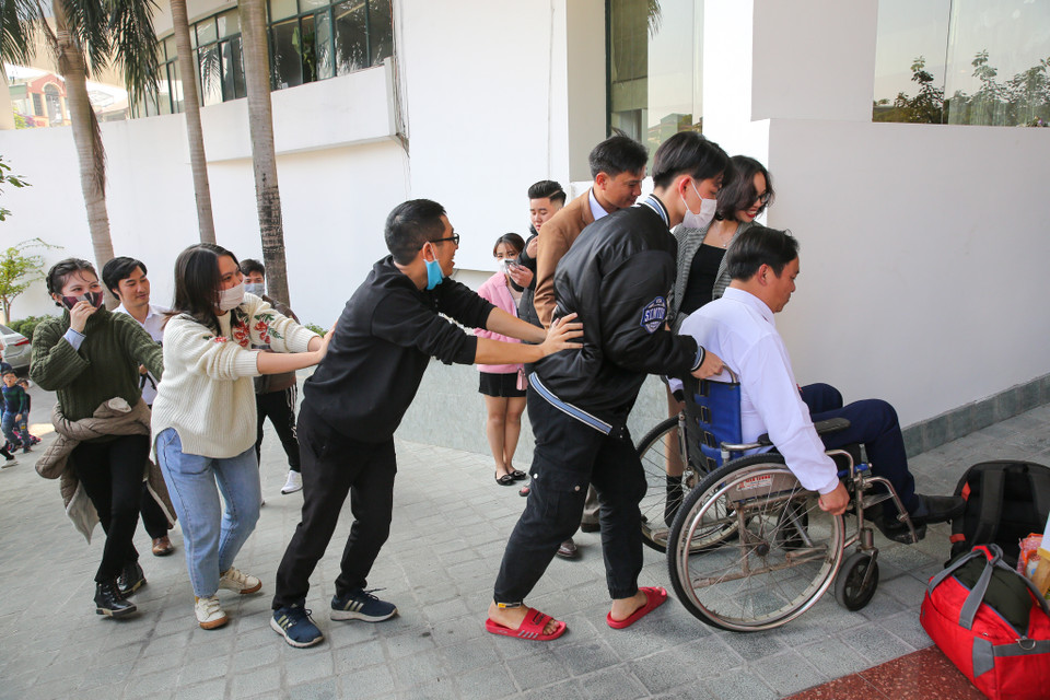 Đám cưới tập thể ''Giấc mơ có thật' là cơ hội để các cặp vợ chồng người khuyết tật, có hoàn cảnh khó khăn ở Hà Nội, Bắc Giang, Hoà Bình, Bắc Ninh được khoác trang phục cô dâu chú rể, được một lần chung vui cùng gia đình và bạn bè, tận hưởng trọn vẹn một không khí hạnh phúc đặc biệt của một đám cưới đúng nghĩa. (Ảnh: Minh Sơn/Vietnam+)