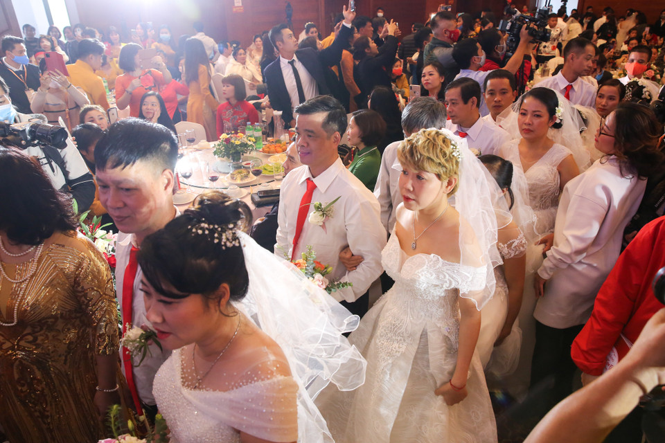Ban tổ chức cũng đã hỗ trợ toàn bộ chi phí đi lại, nhẫn và trang phục cưới, tiệc cưới, ảnh cưới,... cho các cặp vợ chồng. (Ảnh: Minh Sơn/Vietnam+)