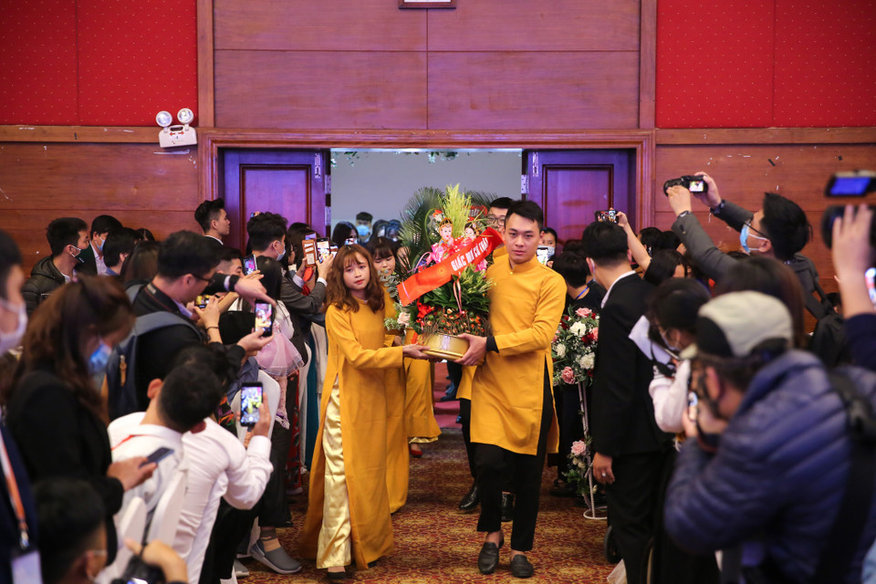 Một lễ cưới với đầy đủ các nghi lễ thủ tục như bê tráp ăn hỏi, rót vang hay cắt bánh cưới. (Ảnh: Minh Sơn/Vietnam+)