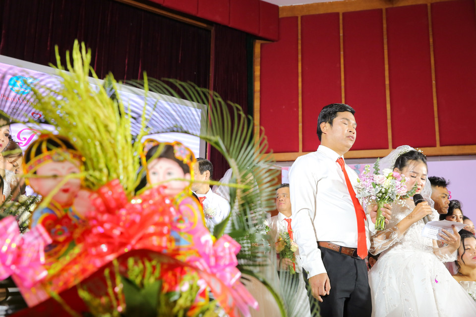 Vợ chồng anh Lê Văn Bình và chị Trịnh Thị Phước xúc động chia sẻ tại hôn lễ, cảm ơn ban tổ chức đã cho họ một đám cưới như trong mơ. (Ảnh: Minh Sơn/Vietnam+)