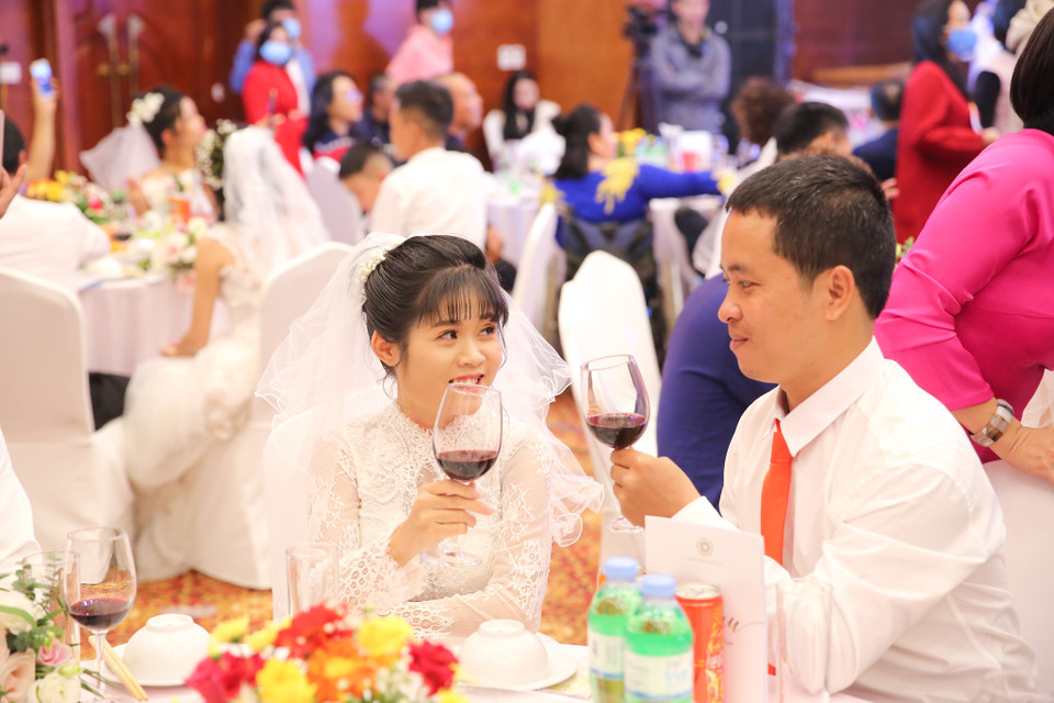 Anh Trương Xuân Lâm và chị Nguyễn Thị Hoa trao cho nhau những cái nhìn đầy trìu mến. Họ đã đăng ký kết hôn và về một nhà cách đây 4 tháng nhưng do điều kiện khó khăn mà chưa thể làm đám cưới. (Ảnh: Minh Sơn/Vietnam+)