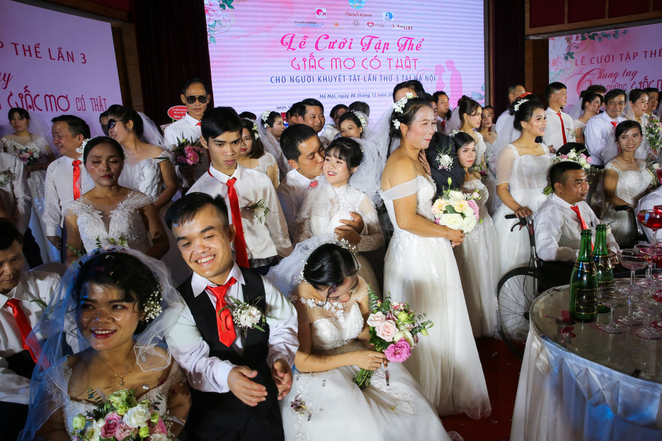 Dù thân thể họ có khiếm khuyết, dù cho cuộc sống có muôn vàn khó khăn, họ vẫn luôn bên nhau, trao cho nhau tất cả yêu thương. (Ảnh: Minh Sơn/Vietnam+)