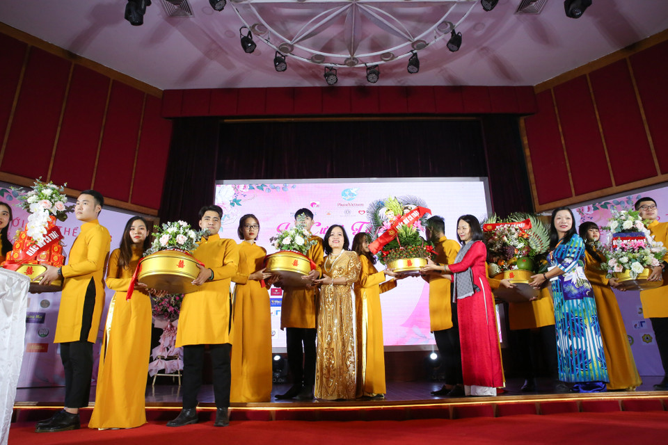 Một đám cưới đủ đầy sẽ giúp họ thực hiện ước mơ của đời mình là được làm đám cưới, xây dựng mái ấm gia đình; qua đó tạo động lực cho họ vượt qua hoàn cảnh, vươn lên xây dựng gia đình văn minh, hạnh phúc, góp phần phát triển xã hội. (Ảnh: Minh Sơn/Vietnam+)