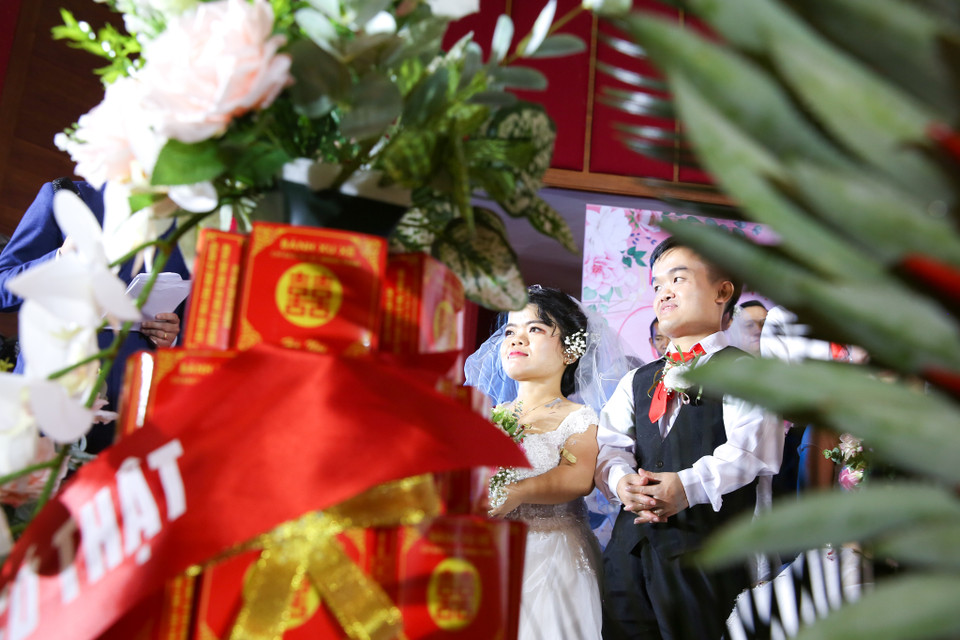 Tất cả 46 cặp vợ chồng, họ không được may mắn như người bình thường nhưng đã vượt qua nghịch cảnh để sánh bước bên nhau trên chặng đường đời đầy chông gai, thử thách. (Ảnh: Minh Sơn/Vietnam+)