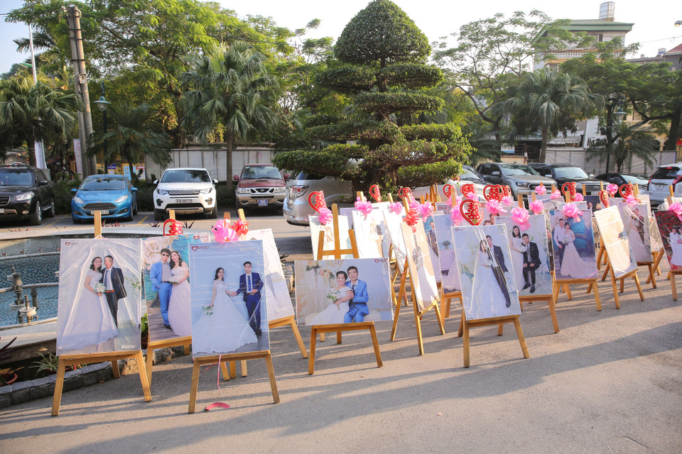 Trong một ngày đặc biệt, 46 cô dâu được khoác lên mình bộ váy cưới lộng lẫy, cùng sánh bước bên nửa kia của mình trong đám cưới tập thể. (Ảnh: Minh Sơn/Vietnam+)