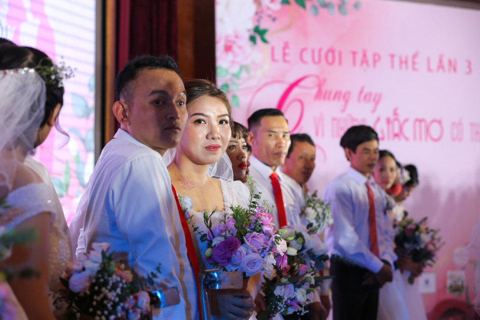 Lần đầu tiên trong bộ trang phục cô dâu, chú rể, họ bước vào giấc mơ có thật mà trước giờ chưa dám nghĩ đến. (Ảnh: Minh Sơn/Vietnam+)