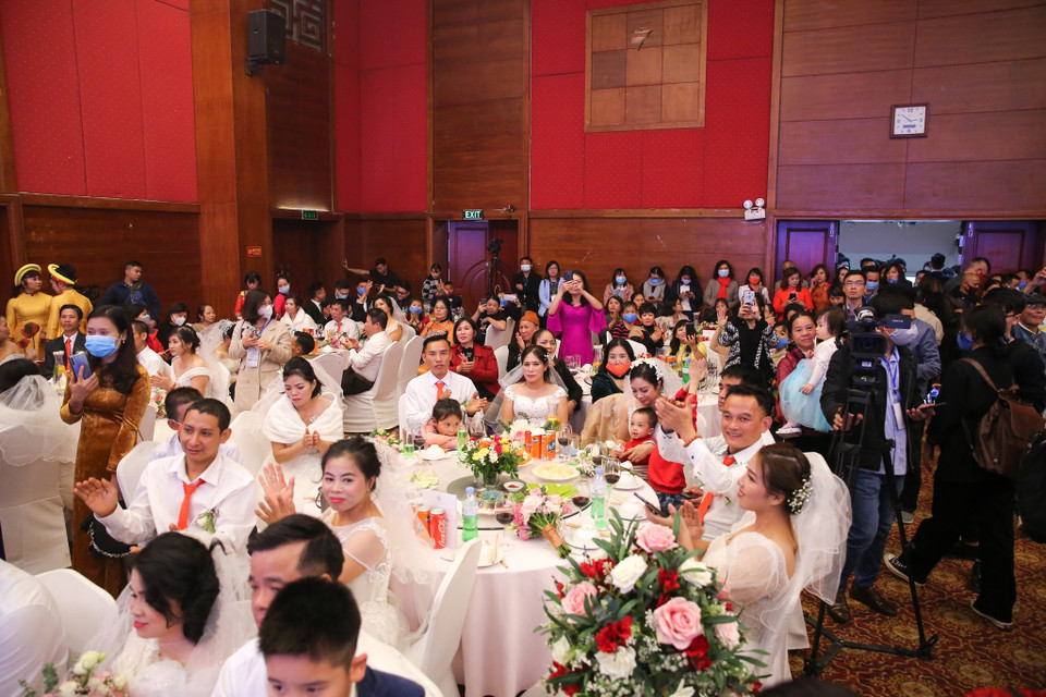 Lễ cưới chính là món quà, thể hiện sự quan tâm, chăm lo, tạo điều kiện của tổ chức Hội Phụ nữ cũng như của toàn xã hội đối với những người khuyết tật, có hoàn cảnh đặc biệt khó khăn. (Ảnh: Minh Sơn/Vietnam+)