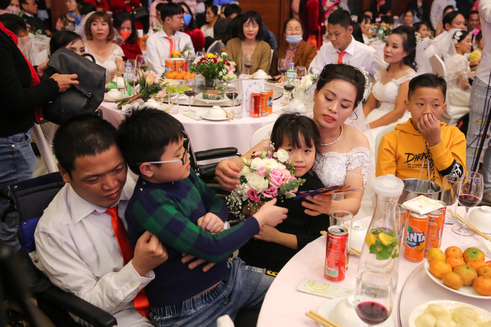 Chính vì vậy, khi giấc mơ trở thành hiện thực, một đám cưới đúng nghĩa diễn ra, tất cả đều vỡ òa hạnh phúc. (Ảnh: Minh Sơn/Vietnam+)