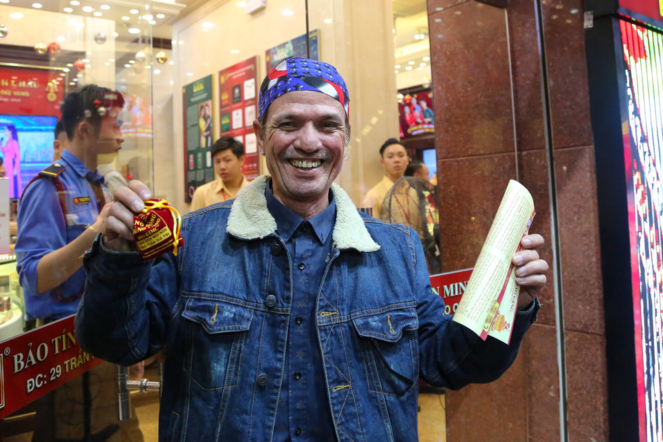 Chú Hùng cho biết năm nay đã mua cho mình 3 chỉ vàng để lấy may. (Ảnh: Minh Sơn/Vietnam+)