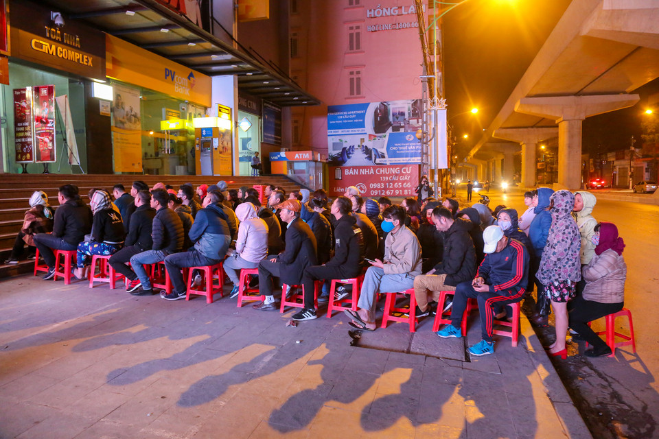 Từ khoảng 5 giờ sáng, rất đông người dân đã xếp hàng trật tự chờ đến giờ mua vàng. (Ảnh: Minh Sơn/Vietnam+)