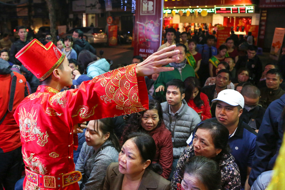 Ngày Thần Tài và Valentine năm nay diễn ra trùng nhau, sức mua vì thế được dự đoán khá lớn ở cả 2 phân khúc khách hàng là người mua cầu may và mua vàng tặng tình nhân. (Ảnh: Minh Sơn/Vietnam+)